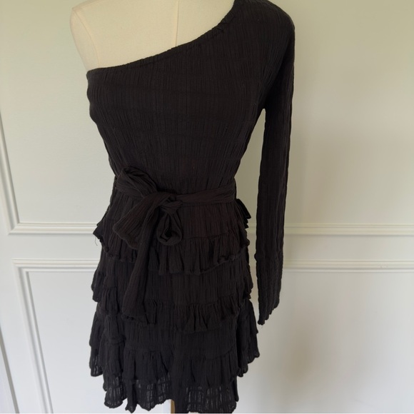 Hello Molly Elegant Black One-Shoulder Dress - Picture 6 of 13